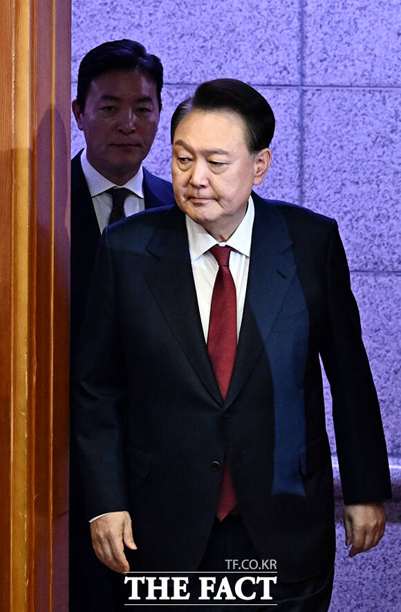 윤석열 대통령의 구속 기한 만료가 임박하자 여야는 검찰을 압박하고 있다. 사진은 내란 우두머리 혐의로 구속된 윤 대통령이 지난 23일 오후 서울 종로구 헌법재판소에서 열린 탄핵 심판 4차 변론기일에 출석하고 있는 모습. /임영무 기자