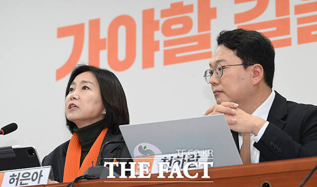 이준석계 개혁신당 지도부가 허은아 대표에 대한 당원소환 투표 결과, 참여자의 91.93%가 찬성해 허 대표가 당 대표직을 상실했다고 26일 밝혔다. 사진은 허 대표(왼쪽)가 지난 13일 오전 서울 여의도 국회에서 열린 최고위원회의에 참석해 모두발언을 하고 있는 모습. /국회=박헌우 기자