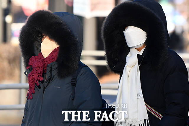 임시공휴일인 27일 전국 대부분 지역에 많은 눈이 내리면서 낮부터 기온이 큰 폭으로 떨어질 전망이다. 사진은 지난 9일 오전 서울 마포구 상암동 일대에 두꺼운 옷을 입은 시민들이 출근길 발걸음을 재촉하고 있는 모습. /서예원 기자