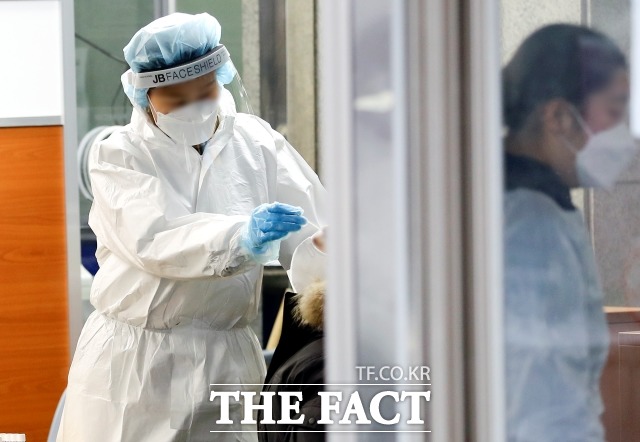 코로나19 바이러스의 기원이 실험실이라는 미국 정보 당국 평가가 나왔다. /뉴시스