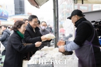  김동연, 설 맞아 의왕도깨비시장 방문