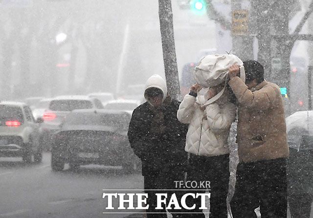 설 연휴 셋째 날인 지난 27일 오후 중부 지방을 비롯한 전국 곳곳에 시간당 3∼5㎝의 많은 눈이 예보된 가운데 서울 서초구 방배동 일대에 많은 눈이 내리고 있다. /이효균 기자