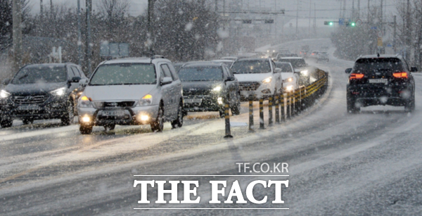 전국에 내리고 있는 폭설로 인해 운전자들이 느린 속도로 차량을 운전하고 있다. /뉴시스