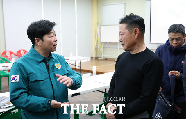 박정주 충남도 행정부지사가 27일 취임 이후 첫 공식 일정으로 화마를 딛고 일어서고 있는 서천특화시장을 찾아 상인들의 어려움을 듣고 있다. /충남도