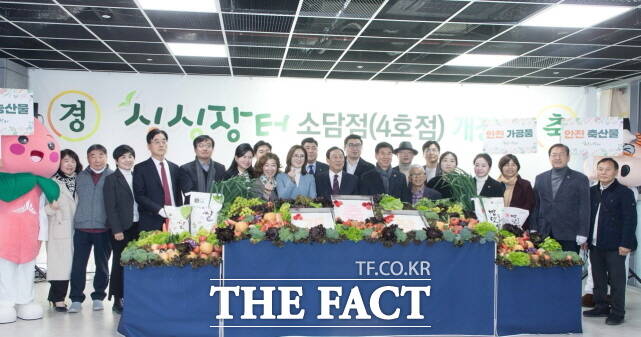 세종시가 지난 23일 소담동 3생활권 환승 주차장 1층에 문을 연 싱싱장터 4호점 개장식에서 최민호 세종시장을 비롯한 관계자들이 기념촬영읋 하고 있다. /세종시