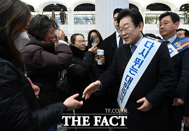 이재명 더불어민주당 대표는 설을 하루 앞둔 28일 대한민국 민주주의는 가장 힘겹지만 새로운 세상을 목도할 9부 능선을 지나고 있다고 밝혔다. 지난 24일 오전 서울 서초구 고속버스터미널에서 설 명절 연휴를 앞두고 귀성 인사를 하는 이 대표. /박헌우 기자