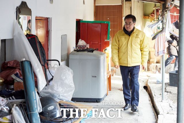 경기 수원 행궁동 일대를 점검하고 있는 김동연 경기도지사 /경기도