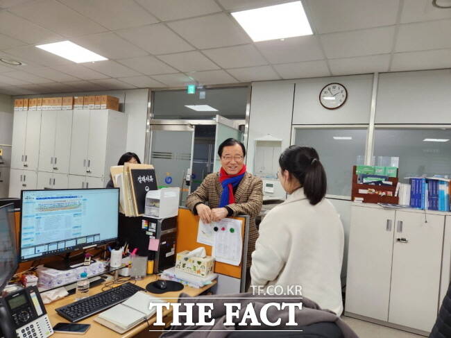 이현재 하남시장이 설 당일인 29일 시청 비상 근무자들을 격려하고 있다./하남시