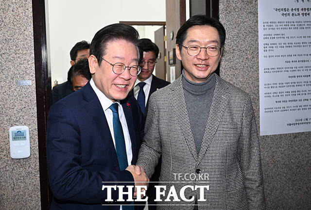 더불어민주당 소속 김경수 전 경남지사가 이재명 대표와 친명계를 향해 노무현·문재인 전 대통령 모욕 폄훼 발언 관련 당 차원의 재발 방지를 촉구했다. 사진은 지난해 12월 5일 귀국해 국회를 찾아 이 대표를 만난 김 전 지사의 모습 /박헌우 기자