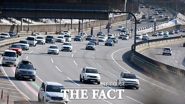 설 연휴 마지막날인 30일 전국 고속도로의 귀경길 정체가 계속되고 있다. 설날인 29일 오후 경기 성남시 경부고속도로 판교IC 서울 방향 차로에 귀경차량들이 늘어나고 있다. /남윤호 기자
