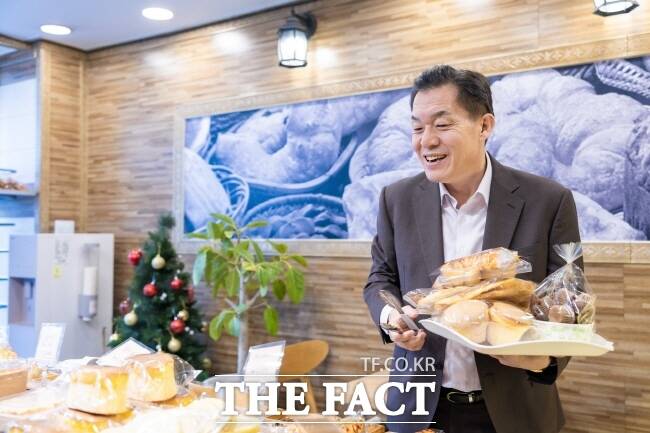 이재준 수원시장이 수원페이로 선결제한 착한가격업소 빵집에서 빵을 고르고 있는 모습./수원시