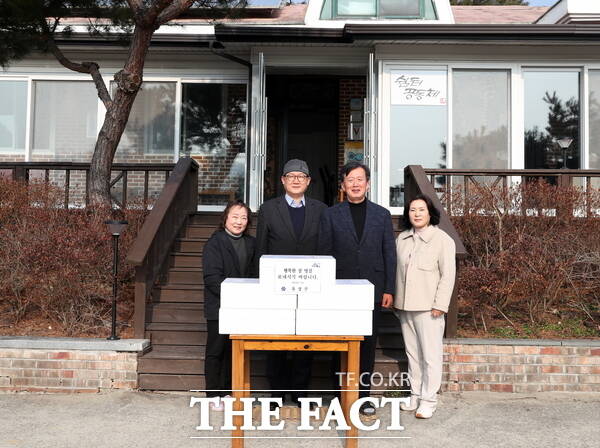 지난 22일 문창용 부구청장이(왼쪽에서 두 번째) 사회복지시설 쉼터 공동체를 방문해 위문품을 전달하고 기념촬영을 하고 있다. /대전 유성구