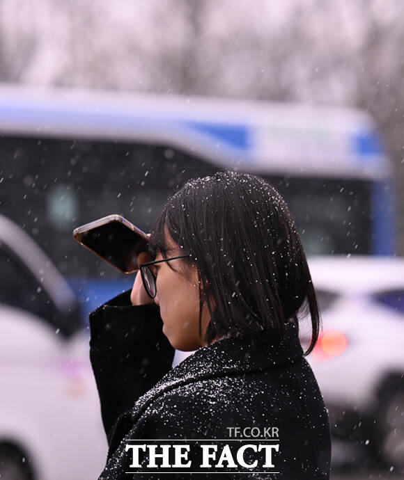 서울을 비롯한 중부지방에 눈이 내리는 31일 오후 서울 종로구 광화문 일대에서 시민들이 눈을 맞으며 이동하고 있다. /이새롬 기자