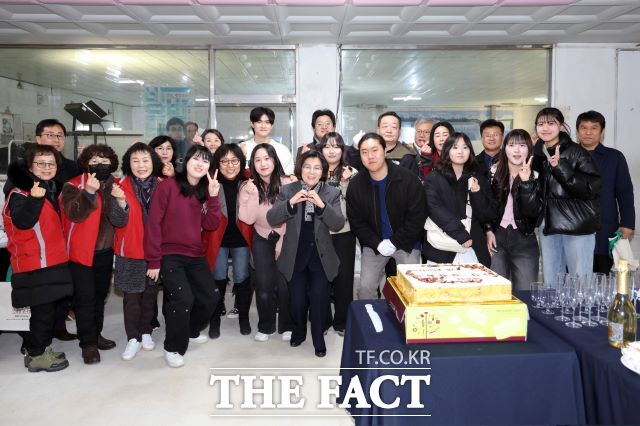 제6회 안성, 방방곡곡 전시회 참석자들이 기념 촬영하고 있다. /안성시