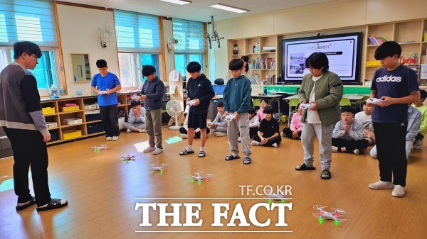 교육생들이 드론을 직접 조종하고 안전하게 비행하는 방법을 배우고 있다. /남원시