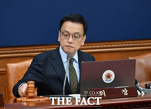 최상목 대통령 권한대행 부총리 겸 기획재정부 장관이 21일 오전 서울 종로구 정부서울청사에서 열린 제3회 국무회의를 주재하며 의사봉을 두드리고 있다. /기획재정부