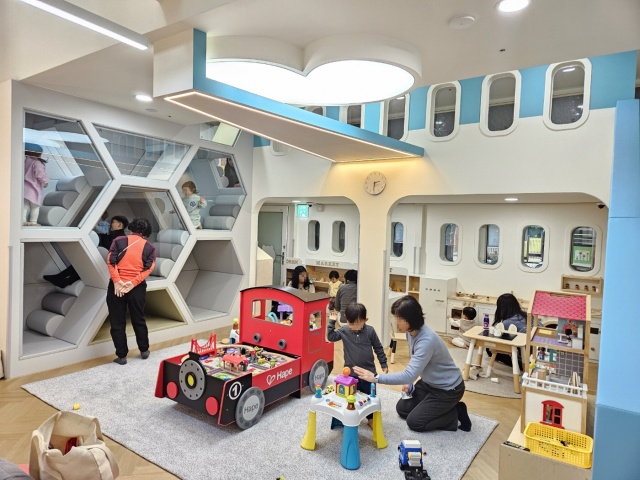 육아종합지원센터 수서점 자유놀이실에서 아이들이 놀이를 즐기고 있다. /강남구