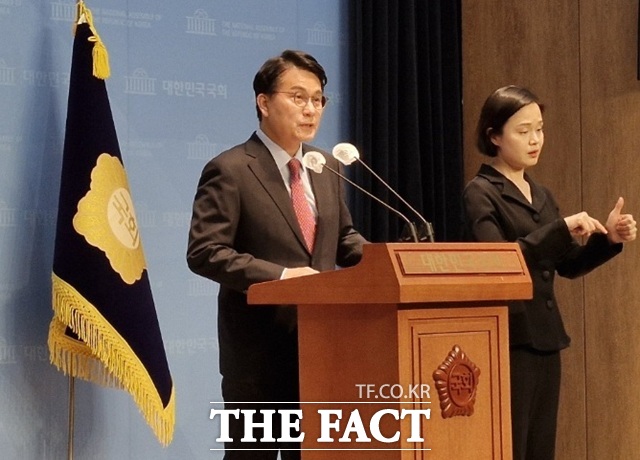 윤상현 국민의힘 의원이 31일 서울 여의도 국회 소통관에서 기자회견을 하고 있다. /국회=신진환 기자
