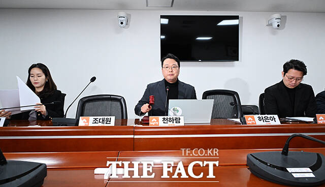 천하람 개혁신당 원내대표(가운데)가 21일 오전 서울 여의도 국회 의원회관에서 열린 최고위원회의에 참석해 안건을 상정하고 있다. /국회=배정한 기자