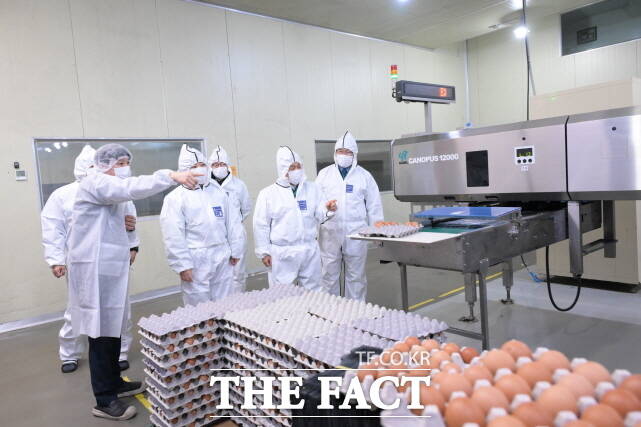 31일 송미령 농림축산식품부장관과 백성현 논산시장이 AI관련 논산시 관내 거점소독시설 등을 찾아 현황을 청취하고 있다. /논산시