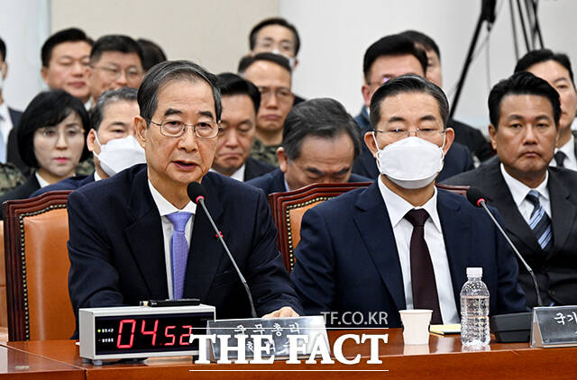 12·3 비상계엄 선포 전 국무회의에 참석한 한덕수 국무총리가 경찰 조사에서 윤석열 대통령이 국무회의 심의를 생각하지 않은 것 같다는 취지로 진술한 것으로 전해졌다. 사진은 지난 22일 오전 서울 여의도 국회에서 열린 윤석열정부의 비상계엄선포를 통한 내란혐의 진상규명 국정조사특별위원회(국조특위) 청문회에 참석해 질의에 답변하는 한 총리 모습./배정한 기자