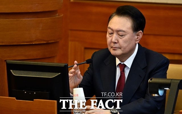 내란 우두머리 혐의로 구속된 윤석열 대통령이 23일 오후 서울 종로구 헌법재판소에서 열린 탄핵 심판 4차 변론기일에 출석하고 있다. <2025.01.23 사진공동취재단>