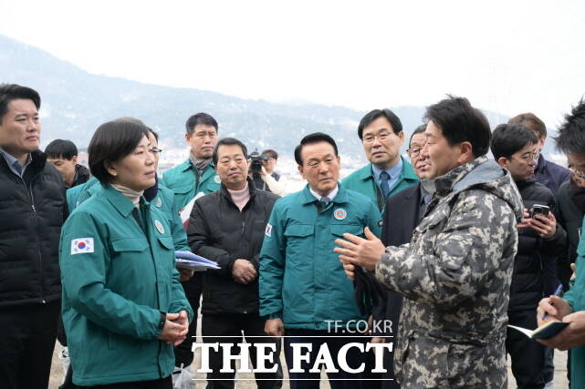 송미령 농림축산식품부장관(왼쪽)과 백성현 논산시장(가운데)이 AI 관련 논산시 관내 거점소독시설 등을 찾아 현황을 청취하고 있다. /논산시