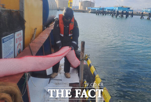 기름 확산을 막고 있는 여수해경 /여수해양경찰서