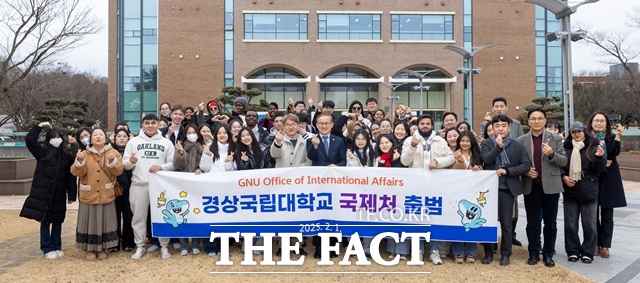 권진회 경상국립대 총장을 비롯해 국제처 오재신 처장 등 교직원과 외국인 유학생들이 국제처 출범을 앞둔 31일 기념촬영을 하고 있다./경상국립대