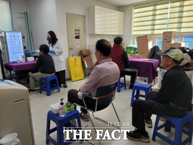 충남 공주시가 지난해 펼친 찾아가는 이동 건강 검진 장면 /공주시