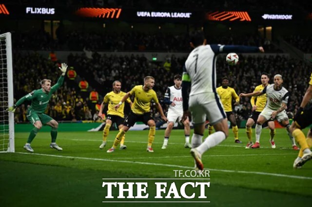 왼쪽 측면을 부단히 돌파하며 페널티박스로 볼을 넣어주고 있는 손흥민(7번)./UEFA
