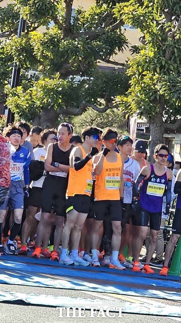 보령시 대표단이 일본 후지사와시에서 개최된 제15회 쇼난후지사와 시민마라톤 2025에 참가하고 있다. /보령시