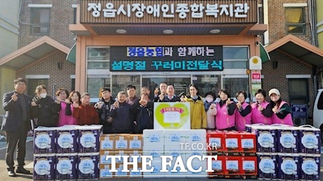 정읍농협은 지난 24일 지역 내 경제적 어려움을 겪고 있는 장애인 20가정을 위해 200여만 원 상당 설 명절 꾸러미를 시 장애인복지관에 기탁했다. /정읍시