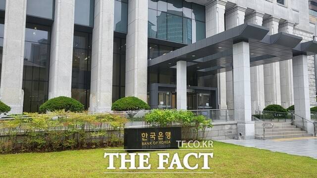 한국은행은 31일 서울 중구 한은 본관에서 시장상황 점검회의를 개최해 설 연휴기간 중 미국 FOMC(공개시장운영위원회) 결과 등에 따른 국제금융시장 상황을 점검하고 국내 금융·외환시장에 미칠 영향을 논의했다. /더팩트 DB
