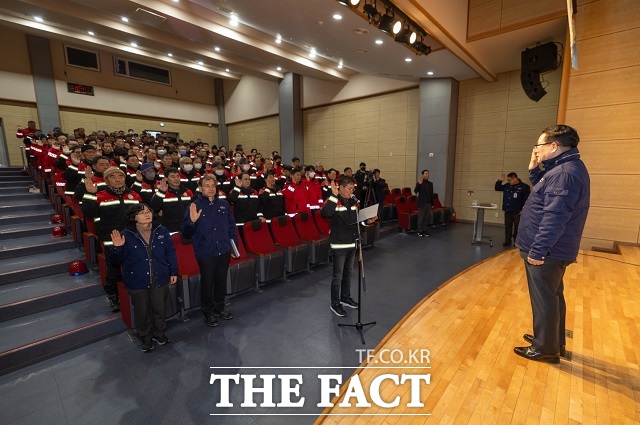 익산시는 31일 농업인교육관에서 산불방지 발대식을 개최하고 산불감시원과 산불전문예방진화대 위촉식을 했다/익산시