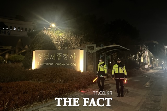 정부세종청사 인근을 순찰하고 있는 경찰. /세종경찰청