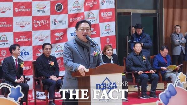 이장우 대전시장이 1일 열린 제1회 대전광역시야구소프트볼협회장배 꿈나무 전국초등학교 야구대회 개막식에서 축사를 하고 있다./정예준 기자