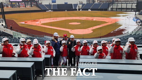 이장우 대전시장이 1일 제1회 대전광역시야구소프트볼협회장배 꿈나무 전국초등학교 야구대회 개막식 후 진행된 대전 한화생명볼파크 견학 시간에 대전신흥초등학교 야구부 선수들과 기념촬영을 하고 있다./정예준 기자
