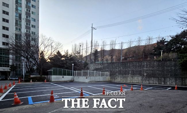 지난해 극동아파트에 조성한 나눔주차장 전경./시흥시