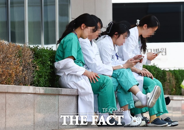 전국 수련병원이 오는 3일 월요일부터 상반기 인턴 모집에 돌입사는 가운데, 한 대학병원에서 의대생과 전공의들이 휴식을 취하고 있다. /더팩트 DB