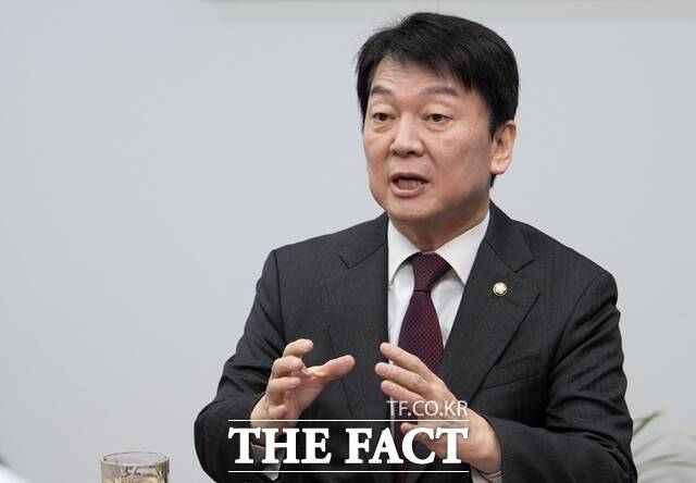 안철수 국민의힘 의원이 지난달 서울 여의도 국회에서 <더팩트>와 인터뷰를 하고 있다. /박헌우 기자