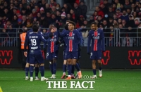  이강인 '환상 턴' 도움, 뎀벨레 해트트릭 '완성'...PSG 5-2 브레스트