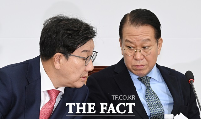 국회가 2월 임시회에 돌입한 가운데 여야가 앞다퉈 정책 입법에 집중하면서 조기 대선 정국과 맞물려 민심을 선점하려는 의도로 읽힌다. 권영세 국민의힘 비상대책위원장은 3일 국회에서 열린 비상대책위원회의에서 민주당을 향해 이날부터 시작되는 2월 임시회에서 반도체특별법, 첨단에너지 3법부터 최우선적으로 처리해야 할 것이라고 말했다. /박헌우 기자