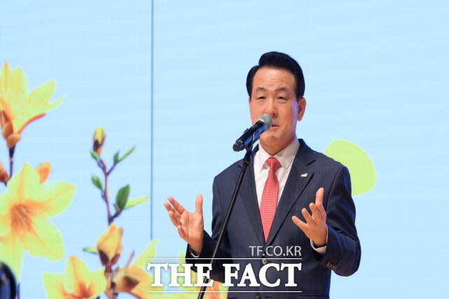 백성현 논산시장이 3일 논산아트센터에서 열린 2025년 첫 월례모임에서 인삿말을 하고 있다. /논산시