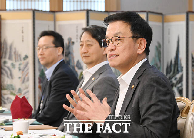 최상목 대통령 권한대행 부총리 겸 기획재정부 장관(오른쪽)이 3일 오후 서울 종로구 정부서울청사에서 열린 수출기업 오찬간담회에 참석해 모두발언을 하고 있다. /기획재정부