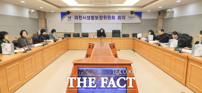 신계용 시장이 생활보장위원회 회의를 주재하고 있다./과천시