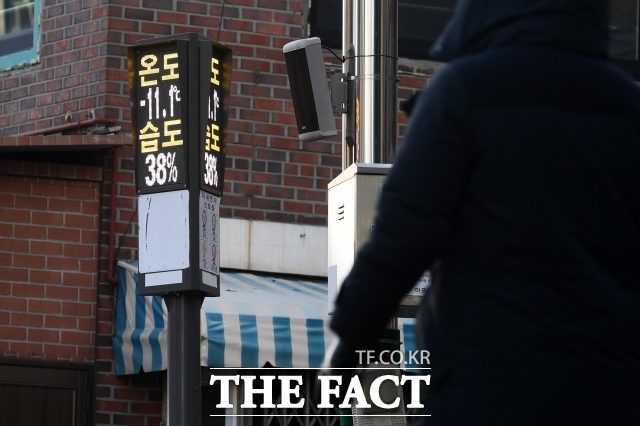 화요일인 4일은 전국 대부분 지역에서 영하 10도 이하로 떨어져 매우 춥겠다. 사진은 올겨울 들어 가장 추운 날씨를 보인 지난달 9일 오전 서울 마포구 상암동 일대에 두꺼운 옷을 입은 시민이 출근길 발걸음을 재촉하는 모습./서예원 기자