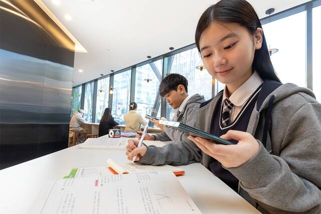 모델이 KT 인공지능 문제풀이 콴다 구독 서비스를 이용하고 있다. /KT 제공