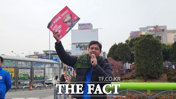 미얀마 출신 활동가와 이주노동자들이 지난 1일 대전역 서광장에서 집회를 열고 미얀마 군부 독재에 대해 비판하며 한국 시민들의 관심을 촉구했다./정예준 기자