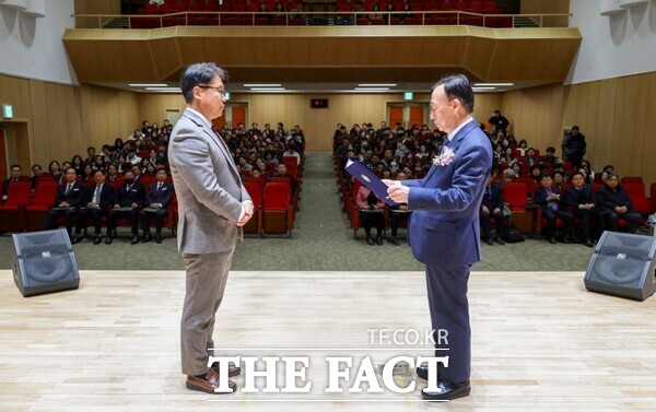 설동호 대전시교육감이 3일 월례조회에서 2024년 하반기 적극행정 우수공무원을 시상하고 있다. /대전시교육청